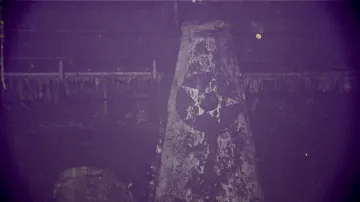 Část letadla na vraku Yorktownu