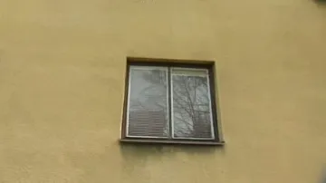 Okno, ze kterého se střílelo