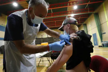 Očkují a rozvolňují. Izraelci mohou do divadla, Washington otevírá školy