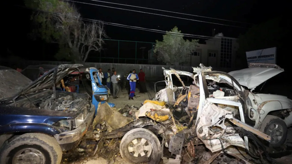 Ohořelé vraky aut po výbuchu před restaurací v Mogadišu z minulého týdne