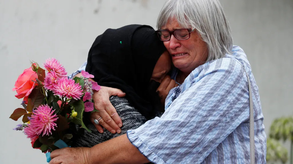 Obyvatelky Christchurche truchlí u mešity