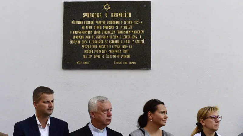 Památku Židů v Hranicích připomíná od konce 90. let i pamětní deska