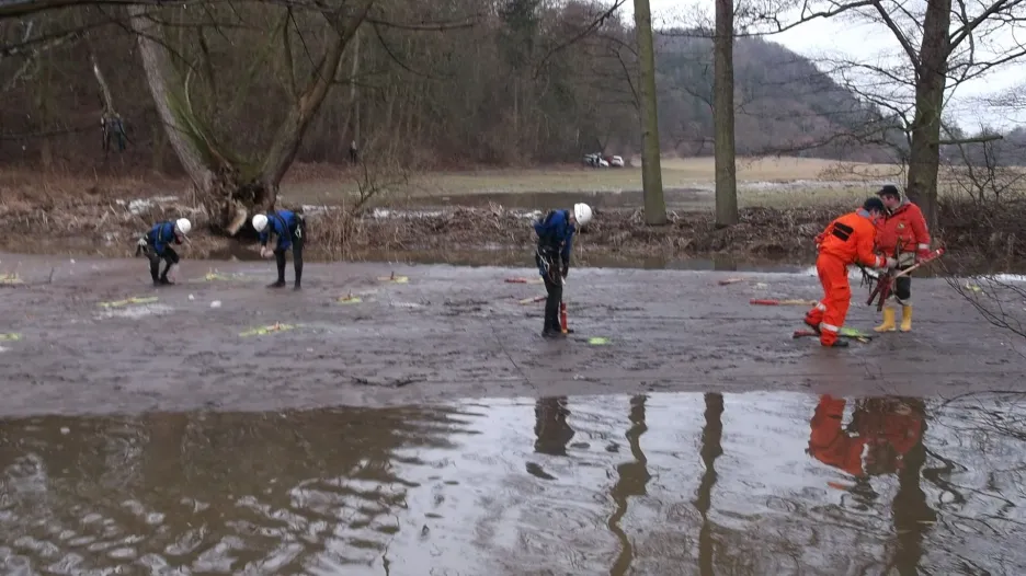 Pyrotechnici připravují odstřel ledu