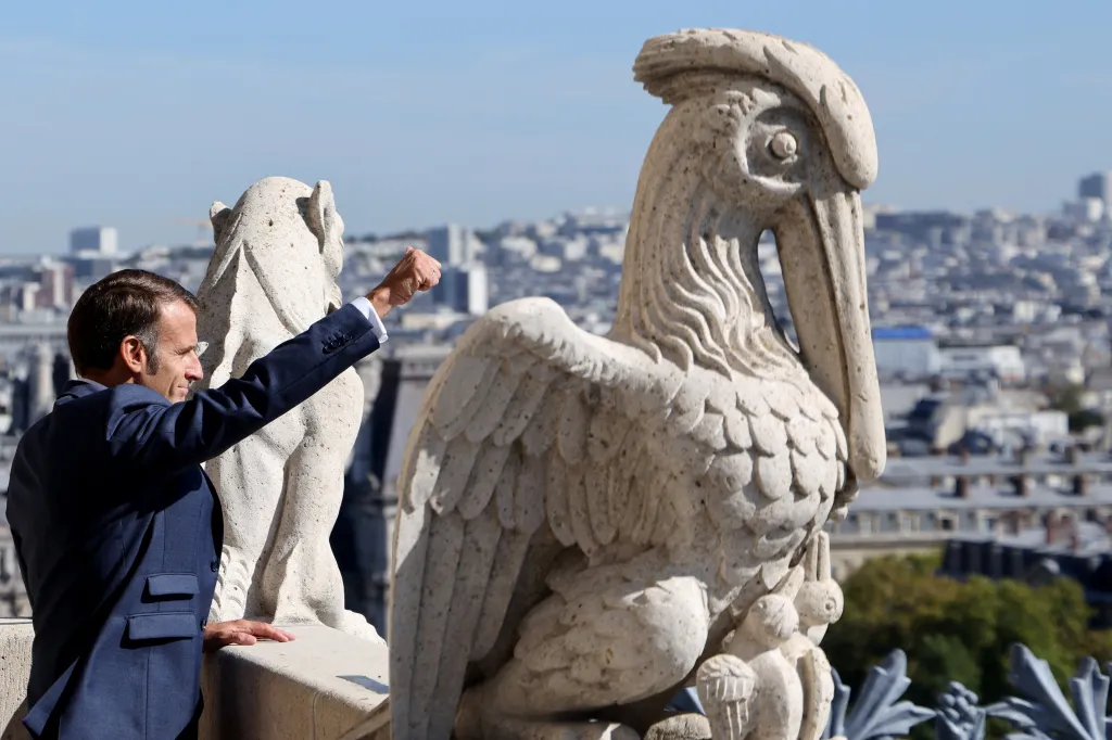 „Nekonečně děkuji více než dvěma tisícům řemeslníků a umělců, kteří přijeli z celé Francie. Díky jejich genialitě se katedrála opět pyšní svou původní krásou a nabízí nádherný výhled na Paříž,“ uvedl Macron na síti X. Francie přístup do věží znovu otevírá u příležitosti Dnů kulturního dědictví