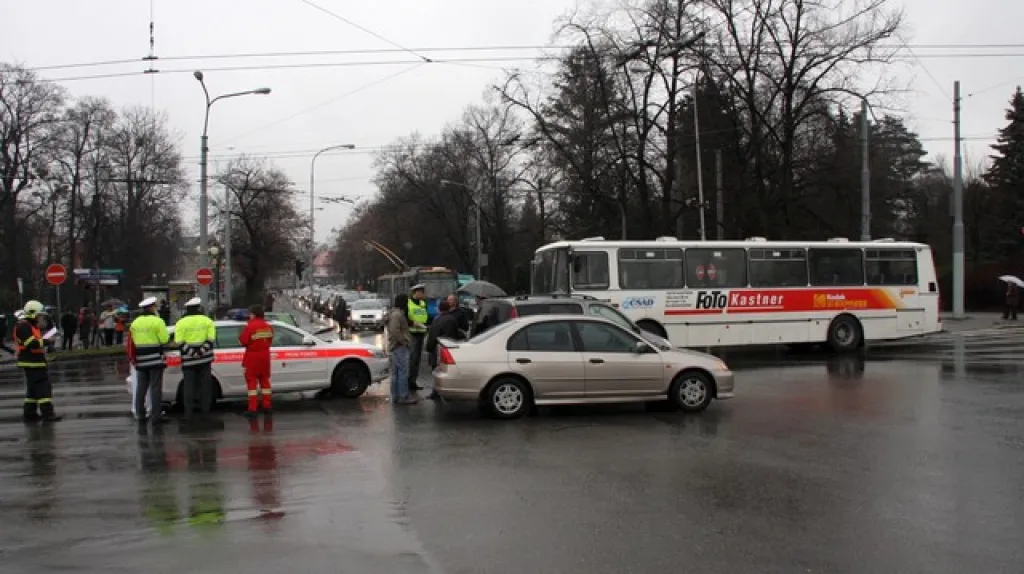 Nehoda autobusu a sanitky