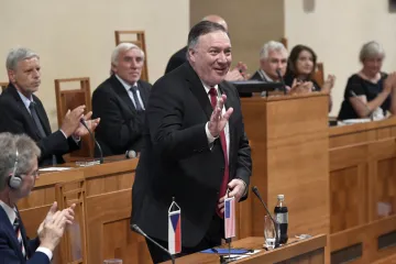 Pekingu se musíme postavit, vyzval v Senátu Pompeo. Čínská ambasáda výrok odsoudila
