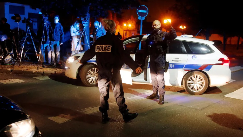Francouzská policie zajišťuje místo útoku