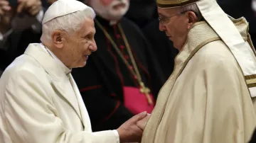 Uvedení nových kardinálů do úřadu se zúčastnil i emeritní papež Benedikt
