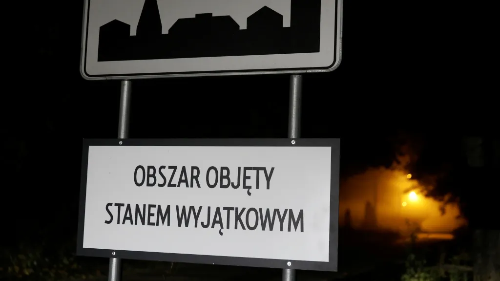 U bělorusko-polské hranice visí cedule s nápisem „Oblast, na kterou se vztahuje výjimečný stav“