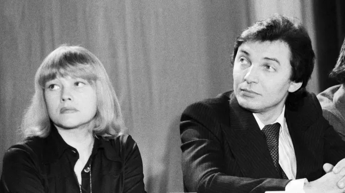 Karel Gott a Eva Pilarová na shromáždění 4. února 1977 v Divadle hudby