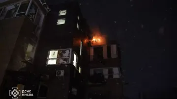 Ukrajinští záchranáři zasahovali po ostřelování Kyjeva