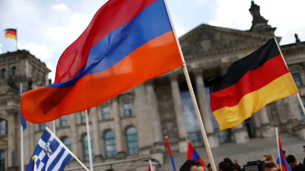 Arménská a německá vlajka před Bundestagem