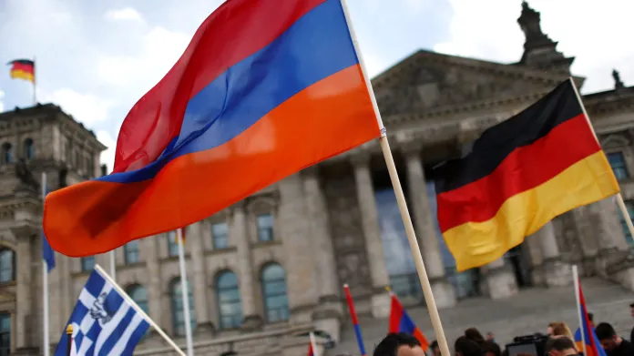 Arménská a německá vlajka před Bundestagem