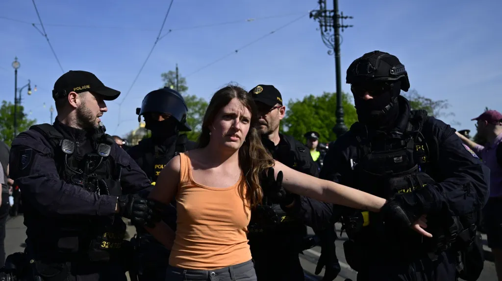 Hnutí pro život v Praze uspořádalo Pochod pro život, jeho odpůrci zablokovali most Legií