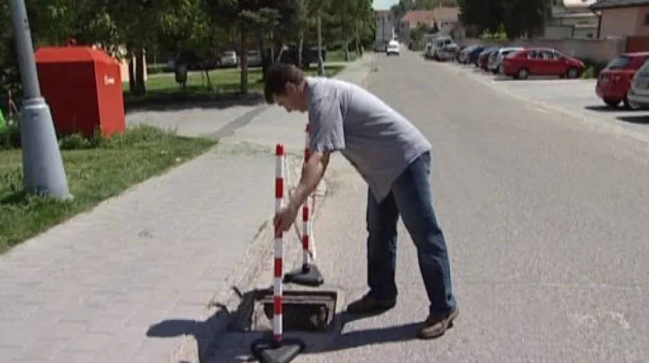 No comment: V Hustopečích zmizelo 11 kanálových poklopů