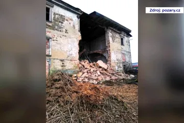 V Zákupech se zřítila část zdi zámeckého hospodářského dvora