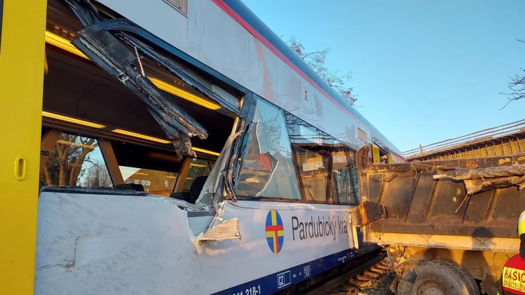 Nehoda vlaku s nákladním autem v Hrušové na Orlickoústecku