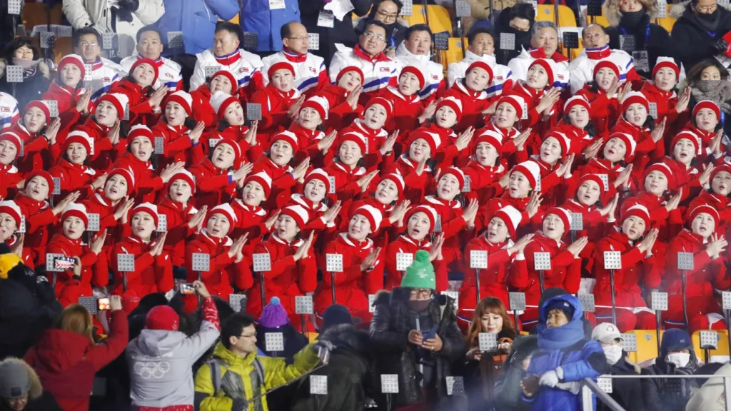 Severokorejský vůdce vyslal na olympiádu v Pchjongčchangu armádu 230 roztleskávaček s propracovanou choreografií. Na snímku jejich účast na zahajovacím ceremoniále.