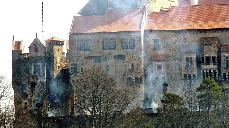 Požár hradu Pernštejn (15. 4. 2005)