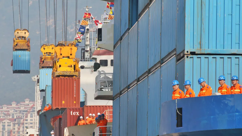 Nakládání kontejnerů v čínském přístavu ve městě Jen-tchaj