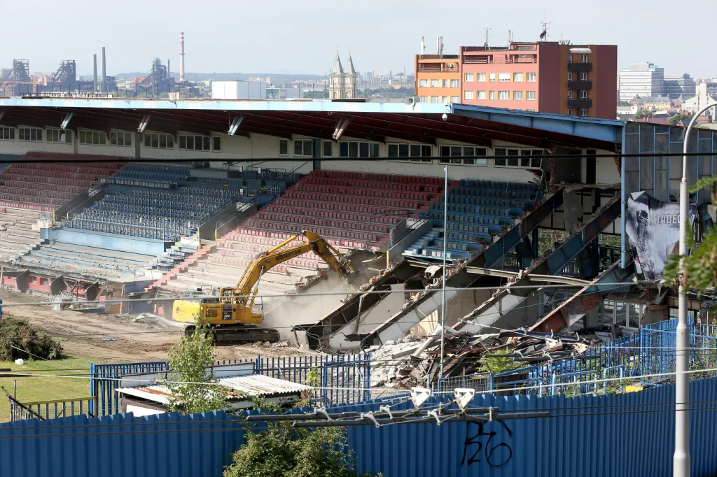 V první fázi přestavby v červenci 2018 byla demolována hlavní tribuna. Přestavba areálu přijde na více než 250 milionů.