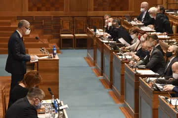 Senát upravil daňový balíček a vrátil ho sněmovně. Sleva na poplatníka má vzrůst méně a navíc postupně