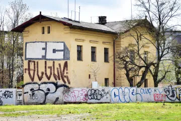 Vlaky odjely a už se nikdy nevrátily. „Ztroskotaná“ nádraží na ně dodnes marně čekají