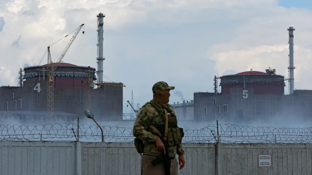 Záporožská jaderná elektrárna strážená ruským vojákem