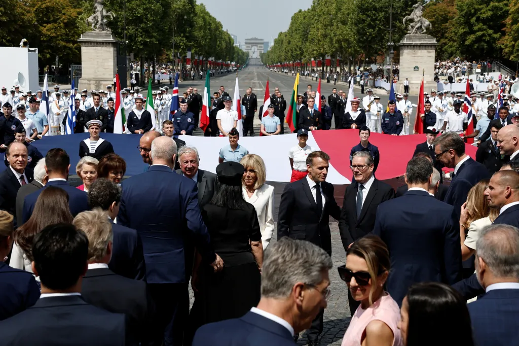 Francouzský prezident Emmanuel Macron, jeho manželka Brigitte Macronová a hlavy států koalice ochotných po skončení vojenské přehlídky k výročí dobytí Bastily