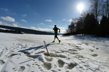 Zamrzlé Lipno se čtvrtým rokem proměnilo v běžeckou dráhu maratonců