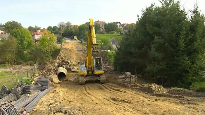 Ve Vilémově se rozhýbává oprava mostu. Zatím pomalu