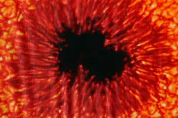 Slunce se probouzí, skvrny jsou viditelné pouhým okem