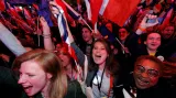 Podporovatelé Emmanuela Macrona vítají vítězství svého kandidáta v prvním kole prezidentských voleb