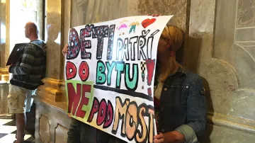 Na zastupitelstvo dorazila asi stovka protestujících
