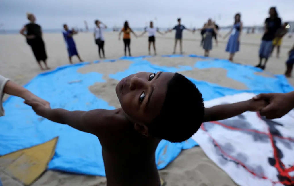 Chlapec se účastní demonstrace za klima na pláži Copacabana v Rio de Janeiru
