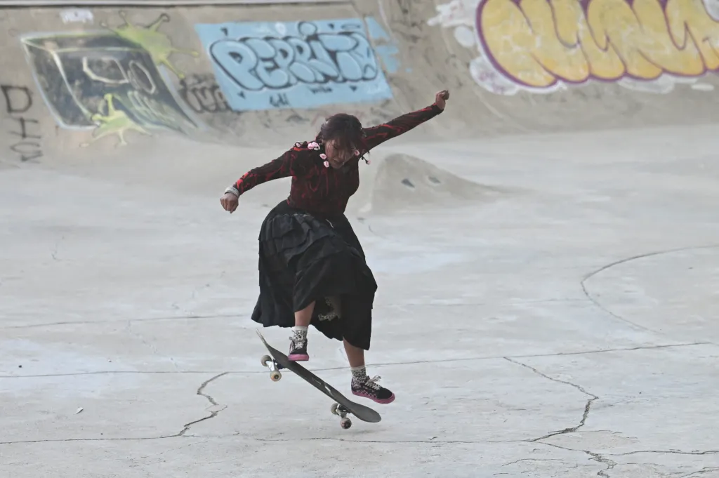 Bolivijské „cholitas“ předvádí své schopnosti na skateboardu
