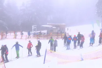 Svahy přilákaly první lyžaře, ale i inspekci životního prostředí. Za nepovolený odběr vody padají statisícové pokuty