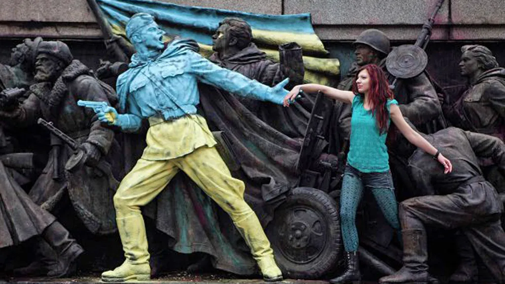 Sofijský památník pomalovaný v ukrajinských barvách
