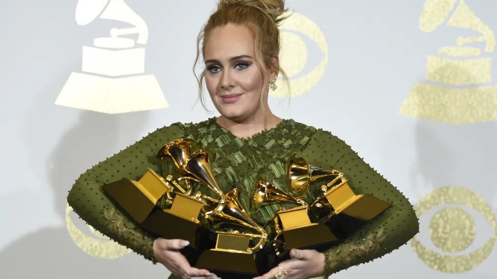 Zpěvačka Adele s pěti cenami Grammy