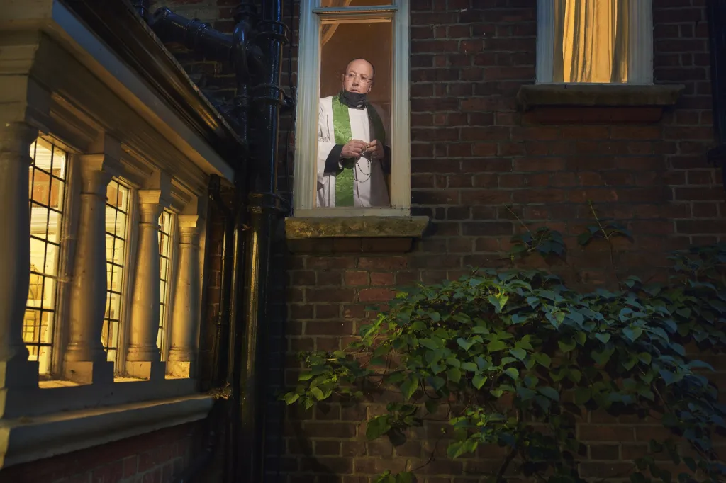 Nominace v sekci Portrét: Julia Fullerton-Batten se sérií snímků nazvanou Pohled zevnitř