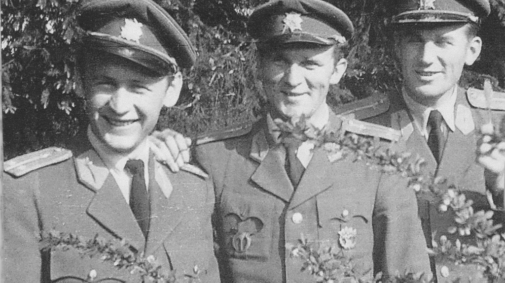 Pilot Jan Vazač (první zprava) v 50. letech