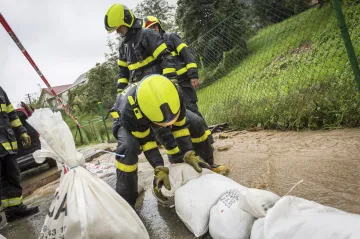 Deště zvedly v podhůří Beskyd hladiny řek. V Moravskoslezském kraji zasahovali hasiči