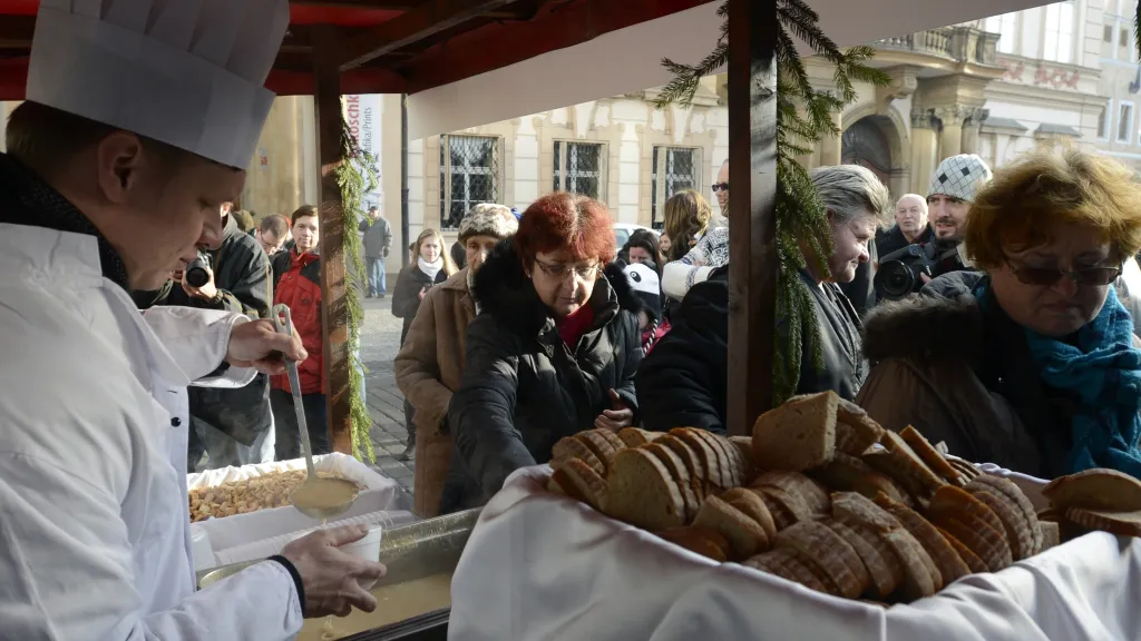 Pražský primátor Tomáš Hudeček servíroval na Staroměstském náměstí rybí polévku