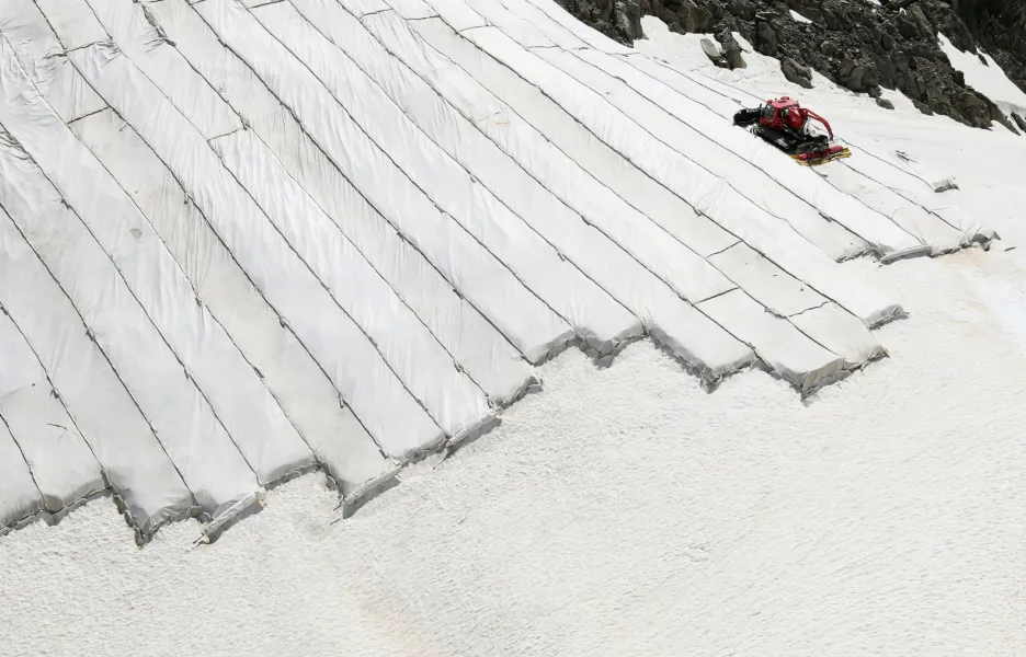Plachty chrání části ledovce Gurschengletscher na svazích Mount Gemsstock u švýcarského Andermattu