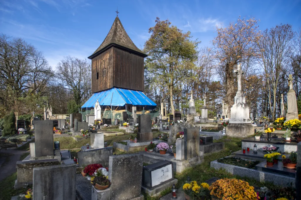 Oprava památkově chráněné dřevěné zvonice u kostela svatého Jana Křtitele ze 16. století v královéhradecké čtvrti Nový Hradec Králové