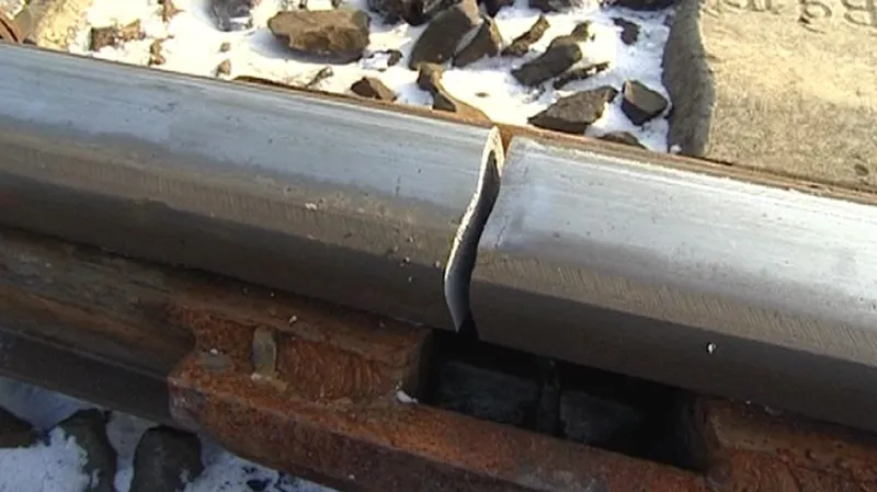 Na některých místech praskají koleje