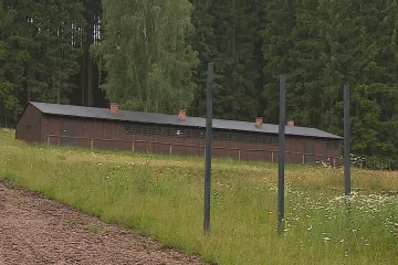 Připomínku nacistického vraždění Romů lidé zatím neuvidí. Areál za 100 milionů je zavřený