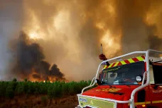 Velký požár u Bordeaux stále není pod kontrolou, oheň se dál šíří