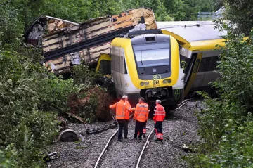 Při nehodě vlaku v Německu zemřel i strojvedoucí, zraněných je 41