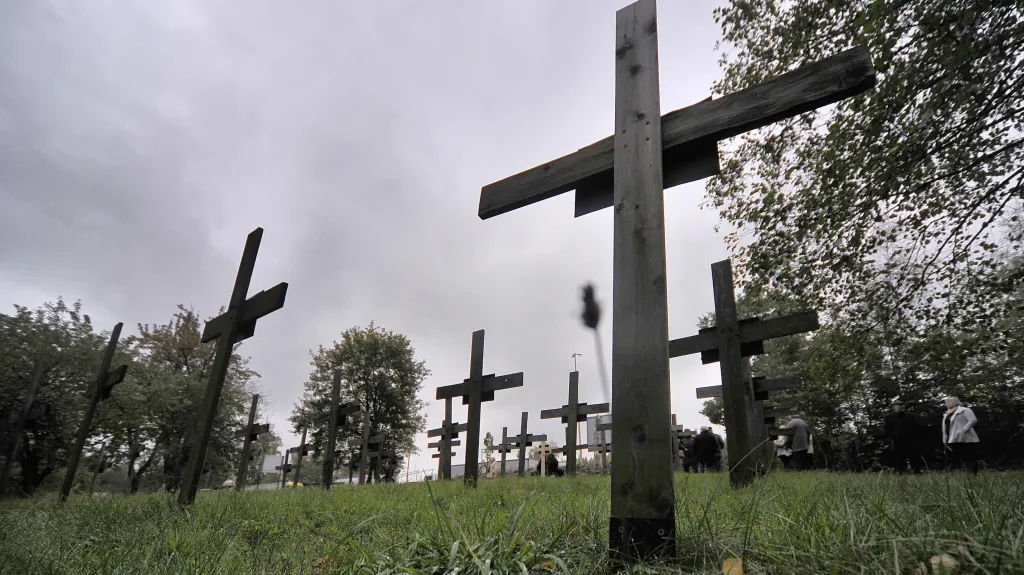 Kříže připomínají oběti autonehod na dálnici D1